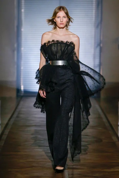 Look 10